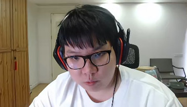 #AJ回应霸哥道歉##AJ让霸哥道歉#AJ再等霸哥道歉！官方警告过我们不能说他的