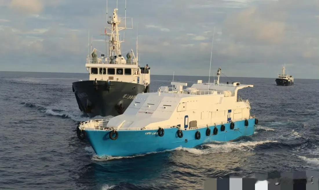 根据菲律宾外交部发布的声明，今天对我仁爱礁非法坐滩破船的运补行动，出动了一艘运补