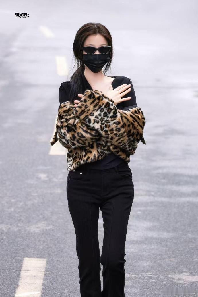 虞书欣豹纹妈咪虞书欣低马尾豹纹look 虞书欣豹纹妈咪，虞书欣低马尾豹纹look