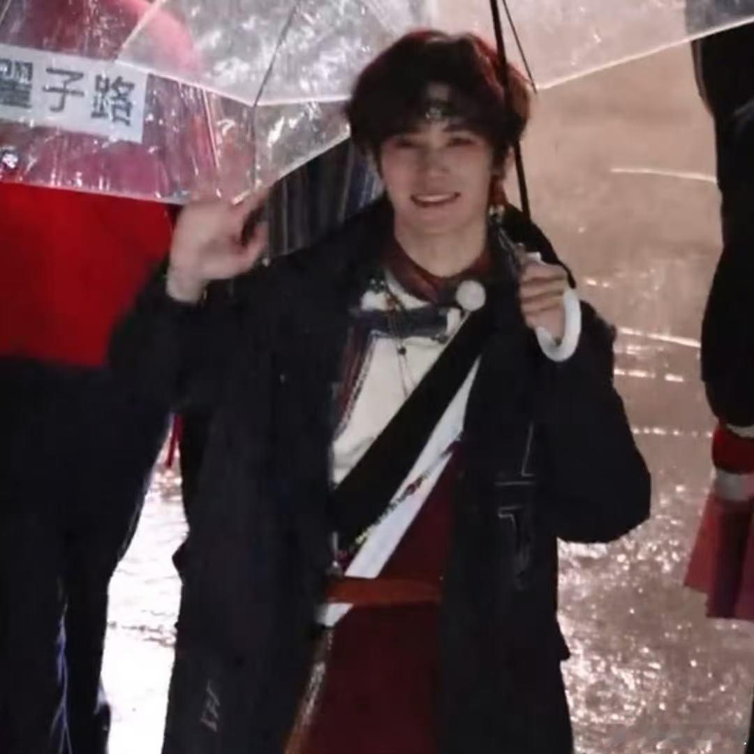 张真源藏族小王子 张真源的上班路透照简直让人眼前一亮，藏族小王子的气质让人无比着