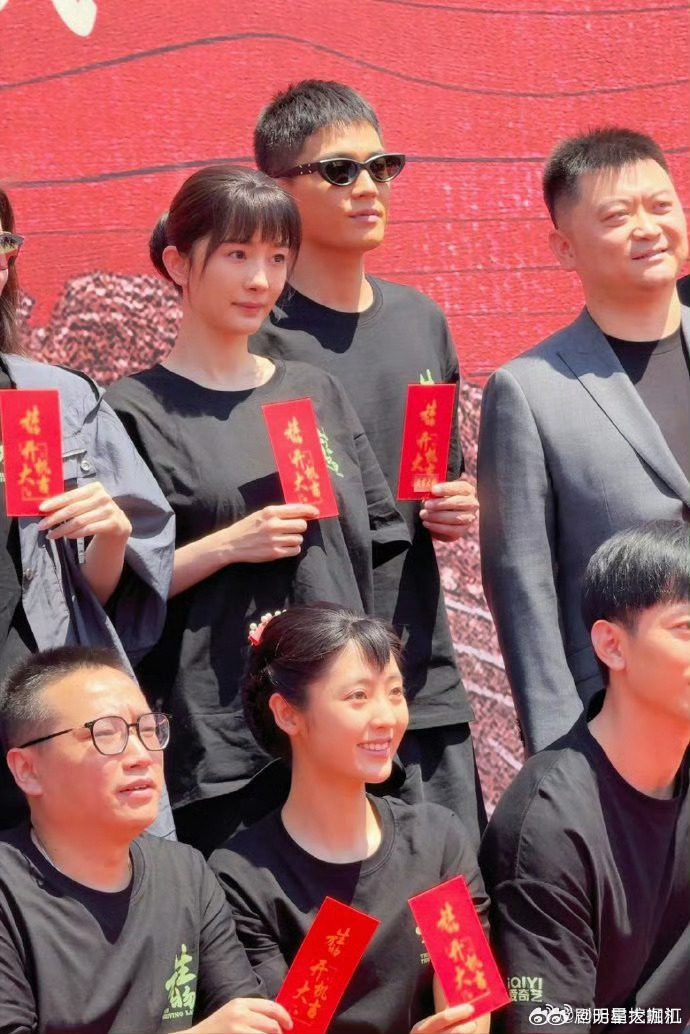 #杨幂齐刘海路透#相当温柔朴实的妆造!新作品会带给我们什么样的视听享受呢~？真是