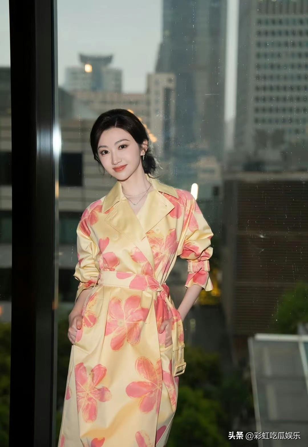 没想到景甜真的在低价急卖豪宅套现，看来无风不起浪，她和富豪的纠纷可能是真的。
