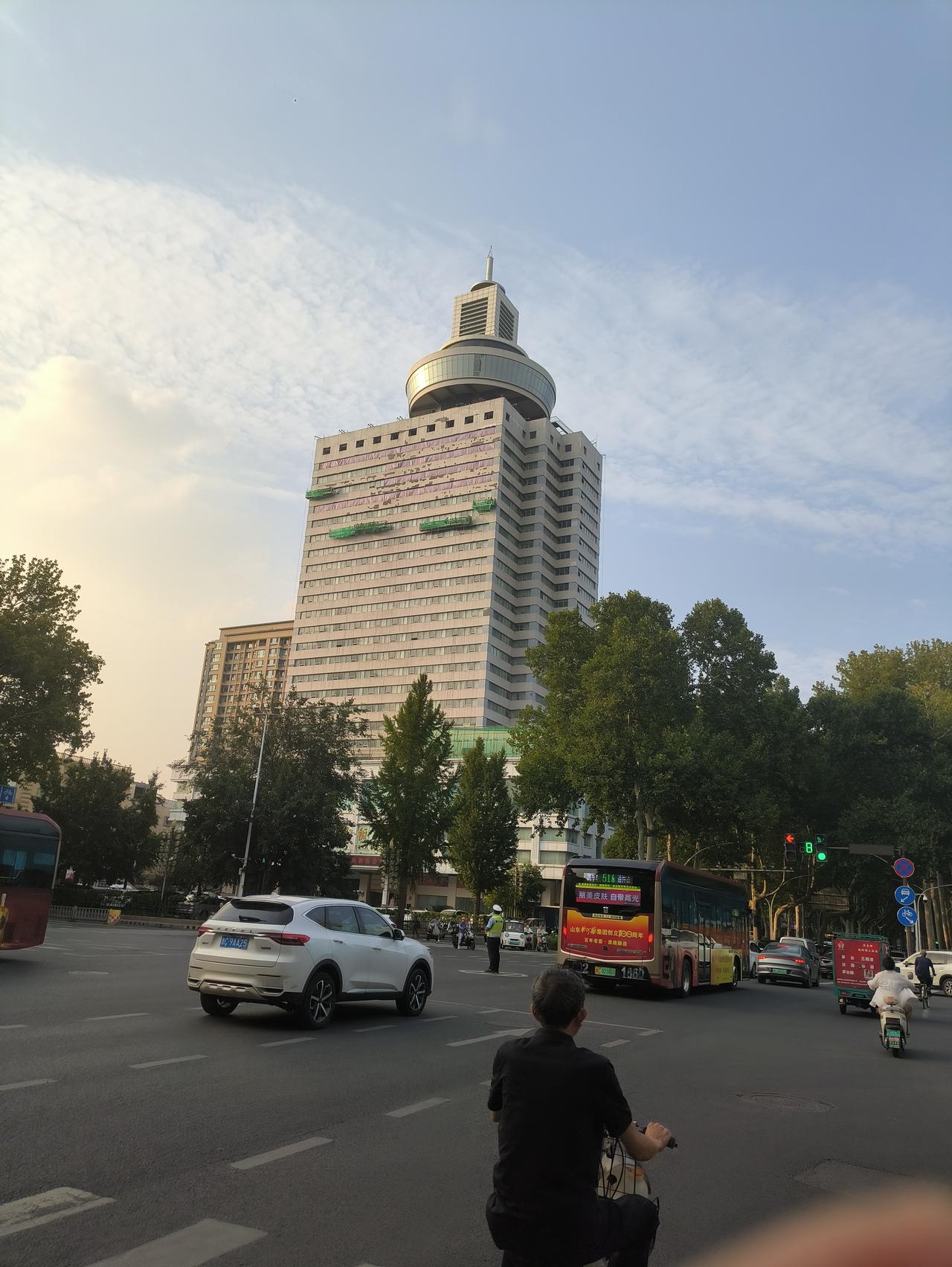 山东淄博老字号淄博饭店正式开始客房改造升级。希望这家老字号早日重返市场。
淄博饭