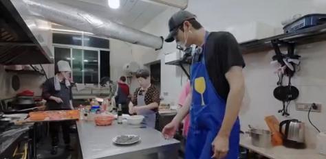 #孙丞潇i人上菜像上刑# 看了《岛屿少年》，被孙丞潇的上菜经历笑到肚子疼，i 人