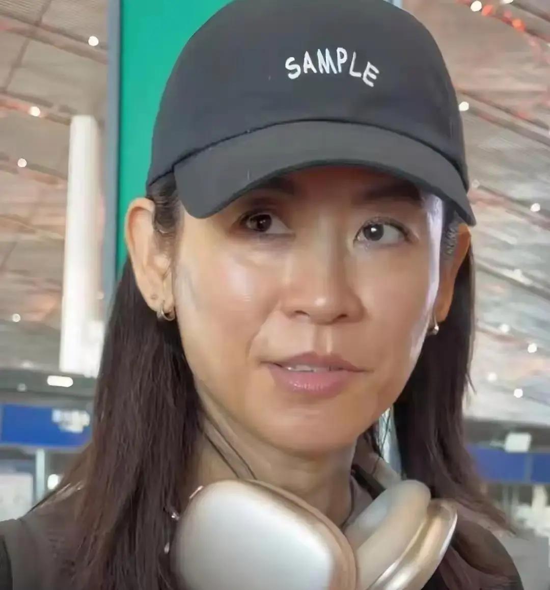 宣萱素颜照一出，热搜直接爆了。
55岁的她机场被拍，没化妆没滤镜，皮肤松弛、细纹