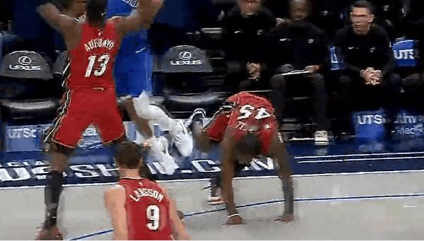 装远扣状元！浓眉这球太豪横了！
在今天NBA常规赛独行侠对阵热火的第三节比赛中，