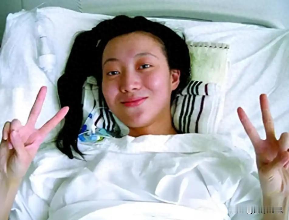 她成功挤走央视导演原配，上位1个月就终身瘫痪，外界议论是报应。


主要信源：（