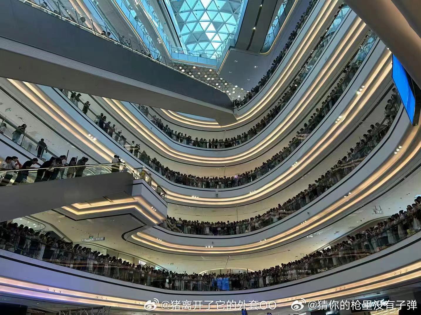 #朱正廷微分碎盖##朱正廷深蓝衬衫造型# 当朱正廷以微分碎盖和深蓝衬衫造型出现在