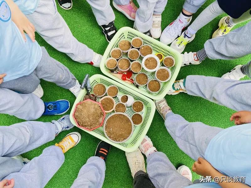 你觉得,教育中最重要的是什么?
在教育中，如下三点尤为重要：
1. “授人以鱼，