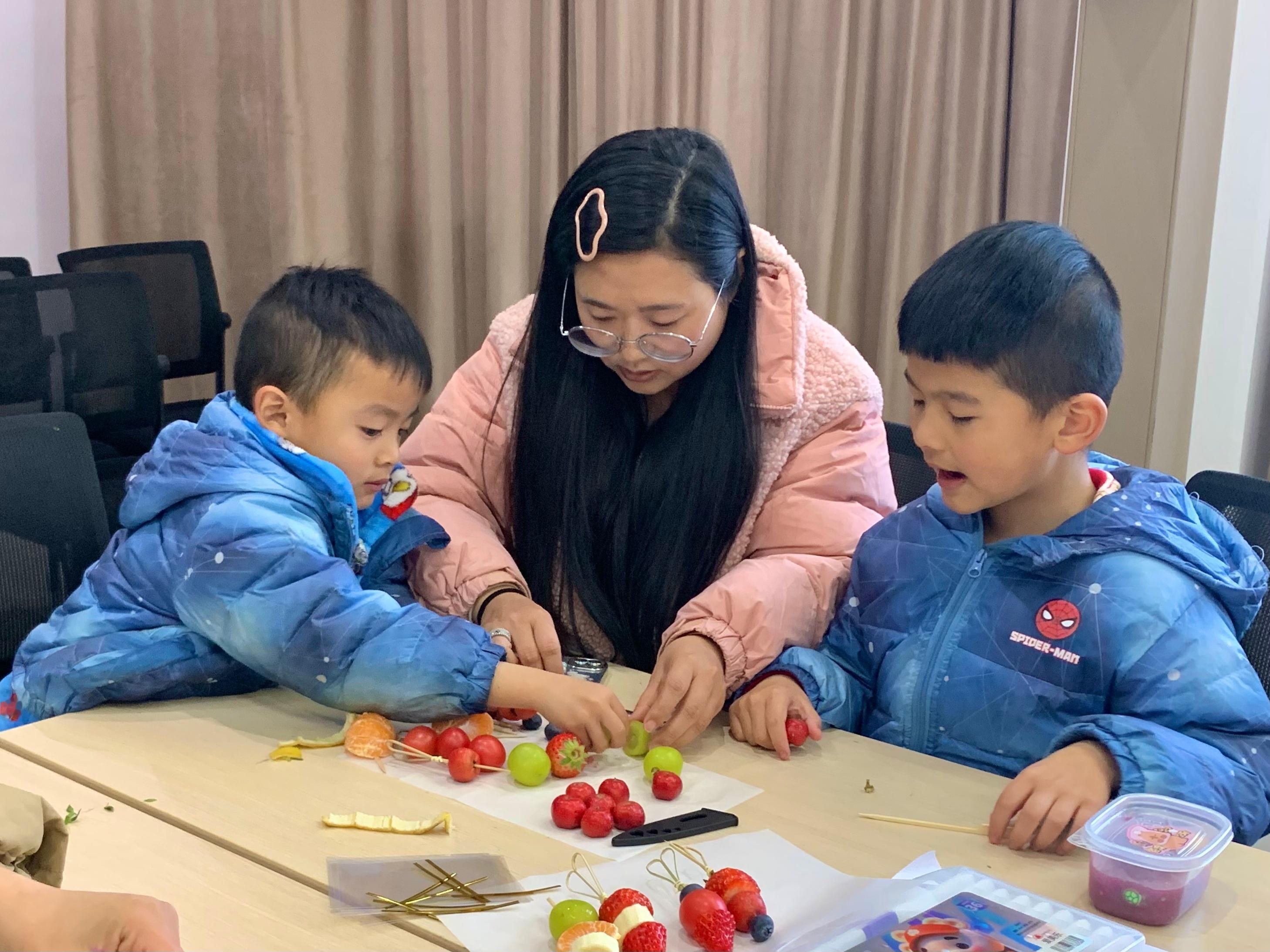 台州椒江前所街道亲子DIY甜蜜上线 近日，台州椒江，前所街道党群服务中心开展“恰