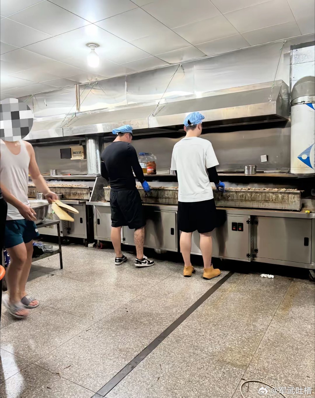 鹅腿阿姨微信被禁止转账真不是对她口诛笔伐，卖的既不是鹅腿，也不是她自己烤的，接受