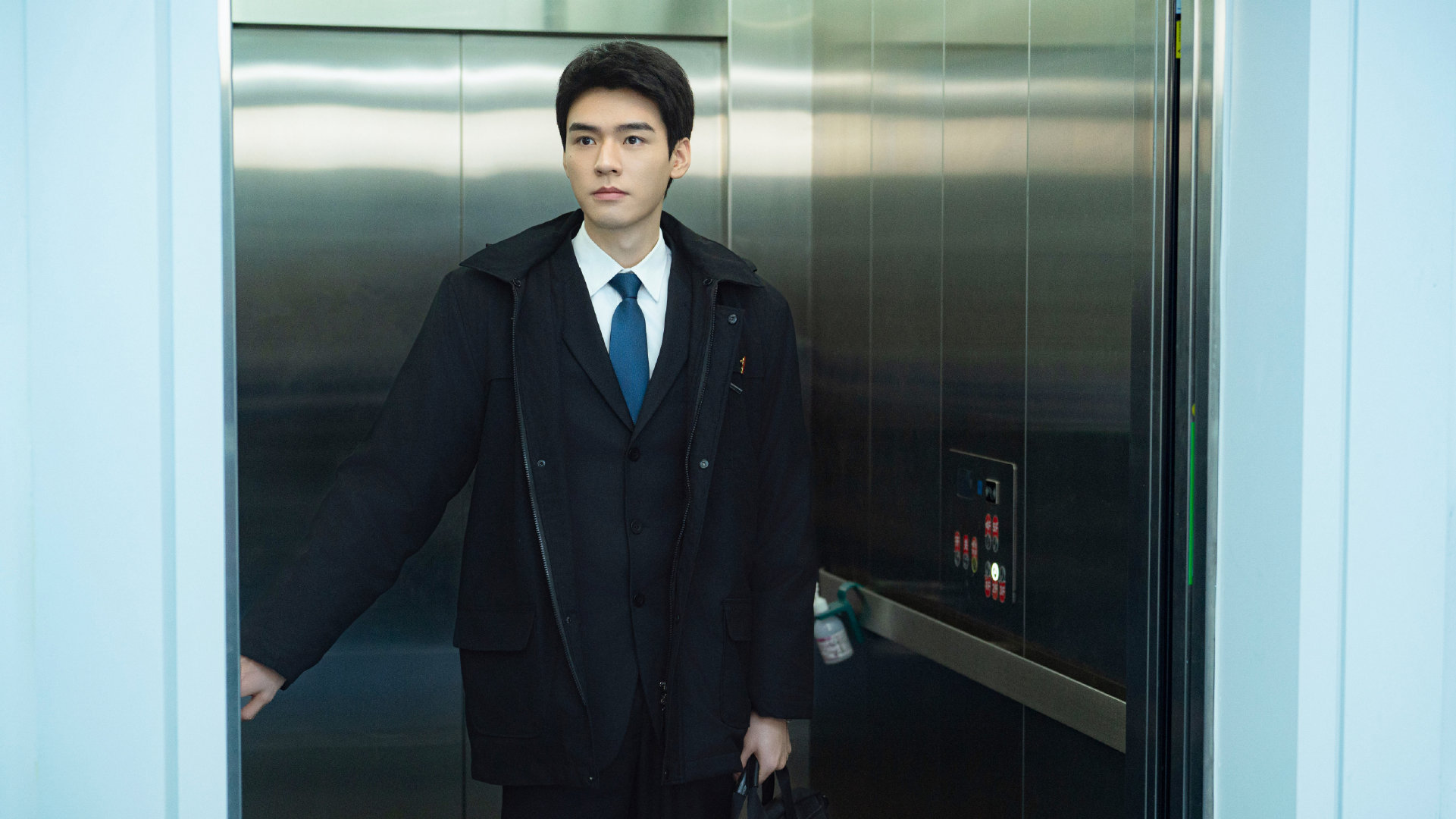 龚俊制服帅哥龚俊我的体制内老公龚俊制服帅哥，完全就是衣服架子啊！怎么穿都帅的好养