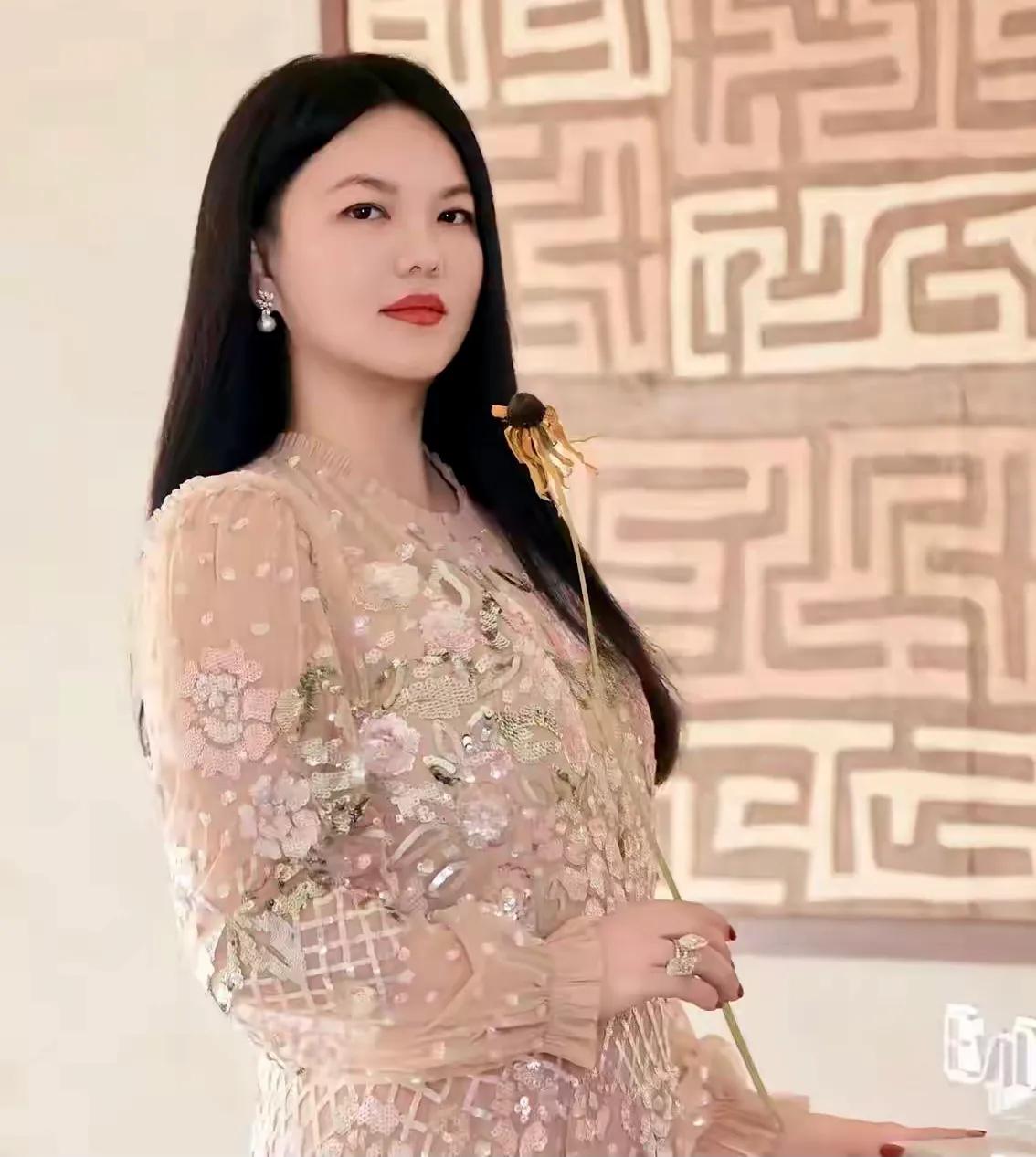 李湘-自作孽
天狂有雨，人狂有祸。
她早该塌了，德不配财，出问题早晚的事，根本拿