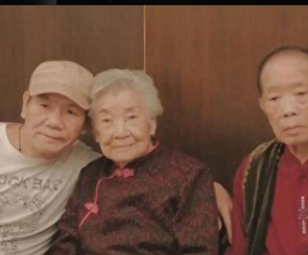 百岁慈母：岁月长河中的温暖灯塔

著名歌手赵传的母亲近日以百岁高龄安详辞世。这位