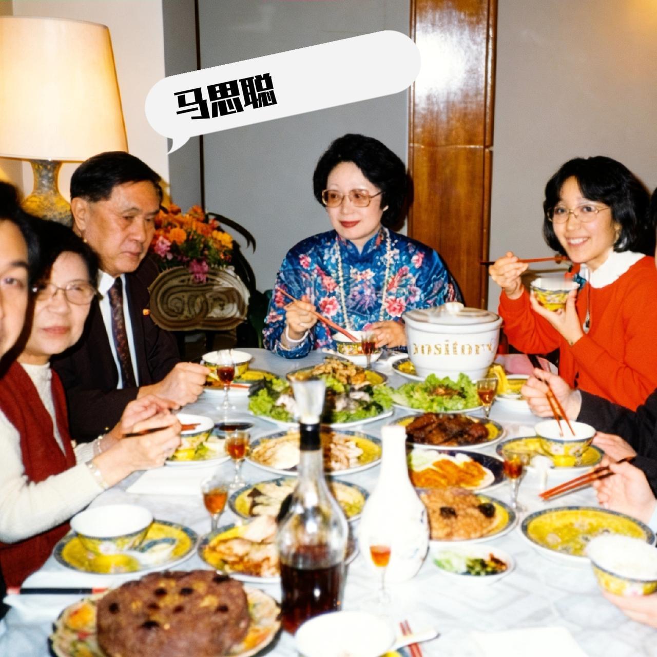 70年代，离开大陆的马思聪和家人，一张温馨的合影，镜头中的马思聪，正在和家人聚餐