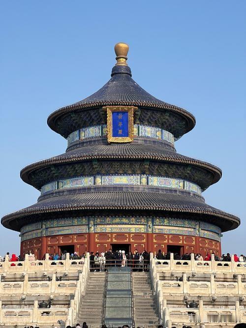 5月14日，北京天坛的古柏林间，迎来了一批特殊的客人。特朗普一行美国客人在红墙蓝