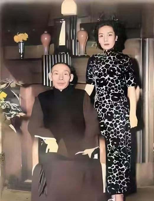 这张照片是1950年杜月笙和孟小冬在香港举行婚礼的照片