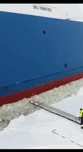 这应该是破冰船吧。
但是有一说一，
真的是很大Z