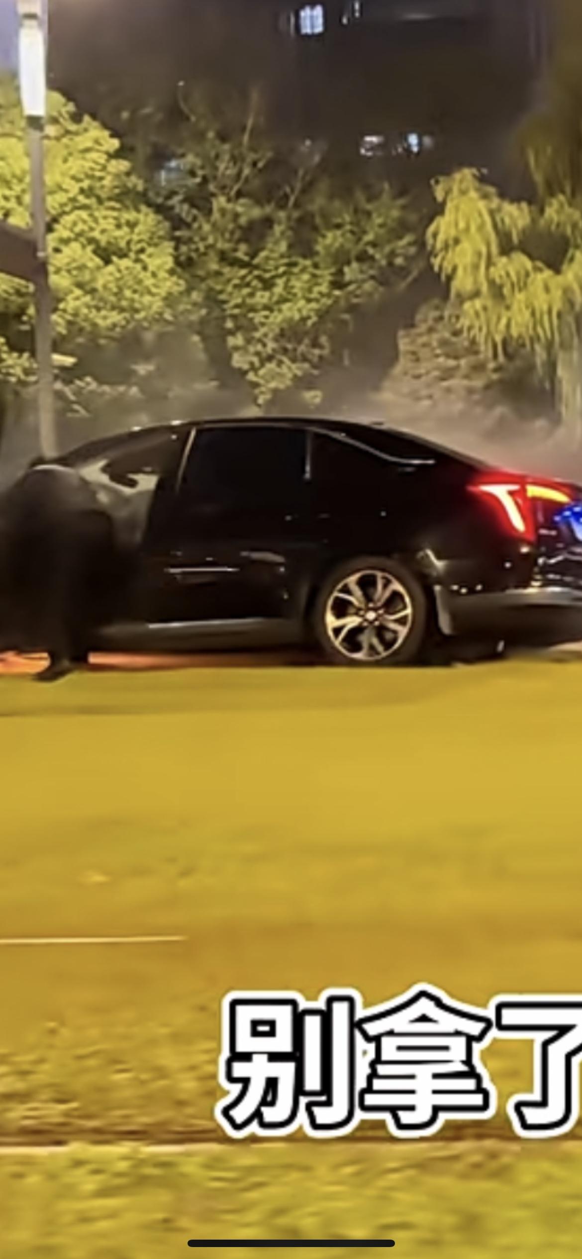 一辆载客轿车路边起火，路过司机仗义相助声嘶力竭喊话，快跑，着火了，快跑，不要拿了