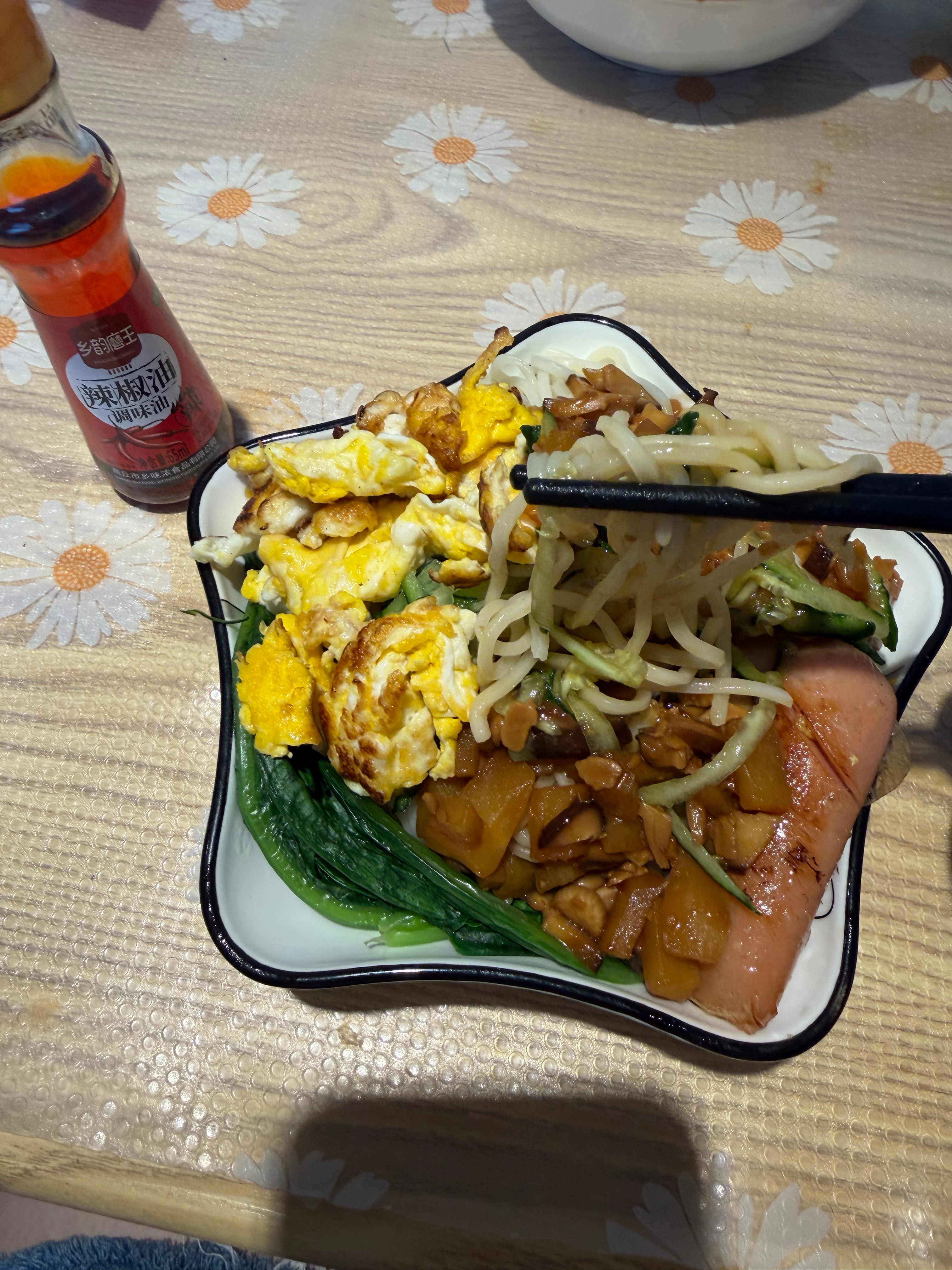 今天忙碌的饼师傅耗时一个小时给自己做了炸酱面 炸酱用的是香菇和土豆 还配了一小把