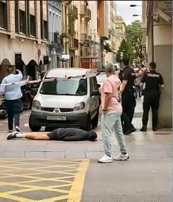 6月10日 早9:50(当地)，巴塞罗那警局门前光天化日行刑式枪击事件，一名40