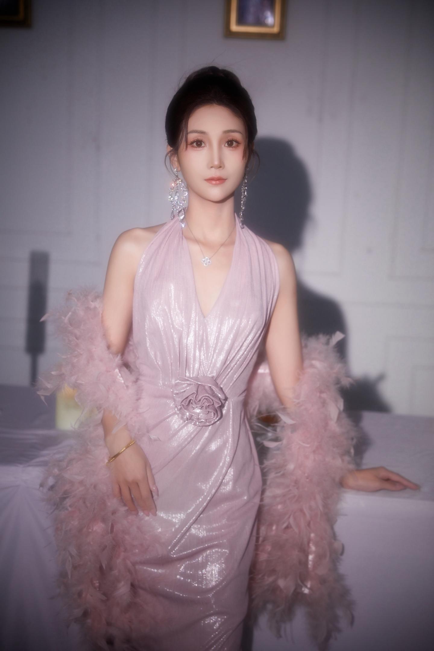 坐错车是后悔，错过车是遗憾，迟到的温柔和深情都没有意义，不可能的事别等...