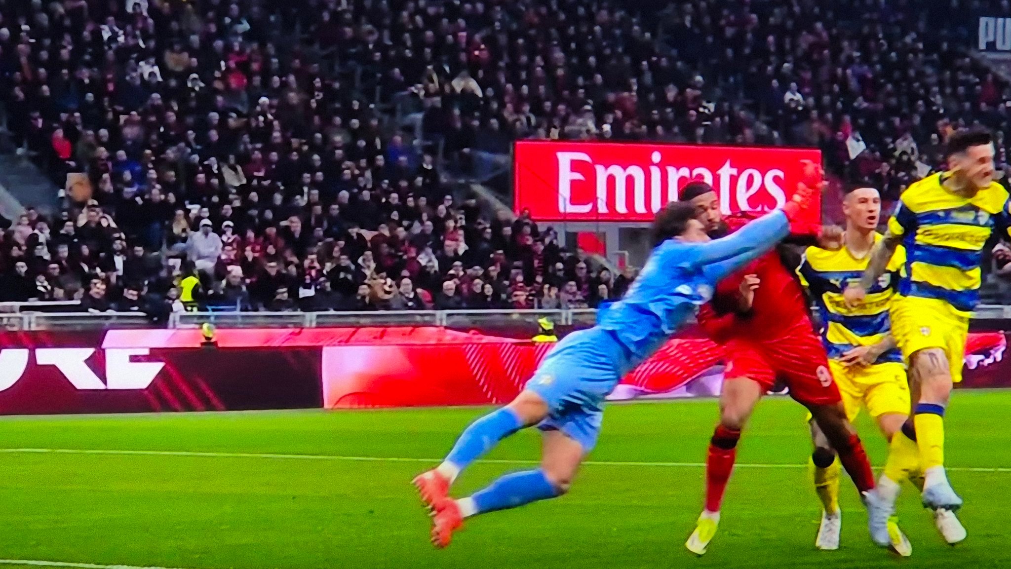 【🤕】 第11分钟，奇克🏴󠁧󠁢󠁥󠁮󠁧󠁿与对方门将碰撞受伤被换下。