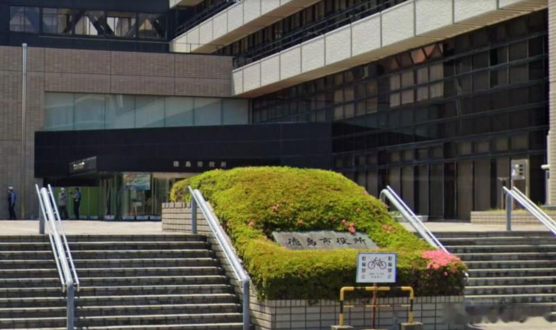 【离谱！日本德岛市向贫困居民发放过期食品，最长已过期14个月还要求签署同意书】海