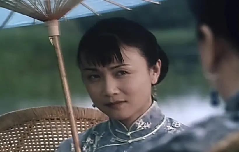 电影《庭院里的女人》中，太太在40岁寿宴上宣布，要为丈夫纳妾。理由是“我年纪大了