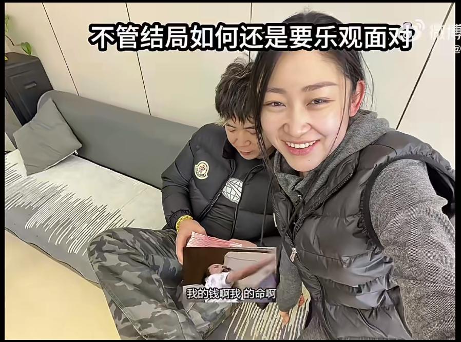 河北保定男子和老婆取了5万块钱，刚下车，没想到钱从兜里滑落，遇到大风刮一地，男子