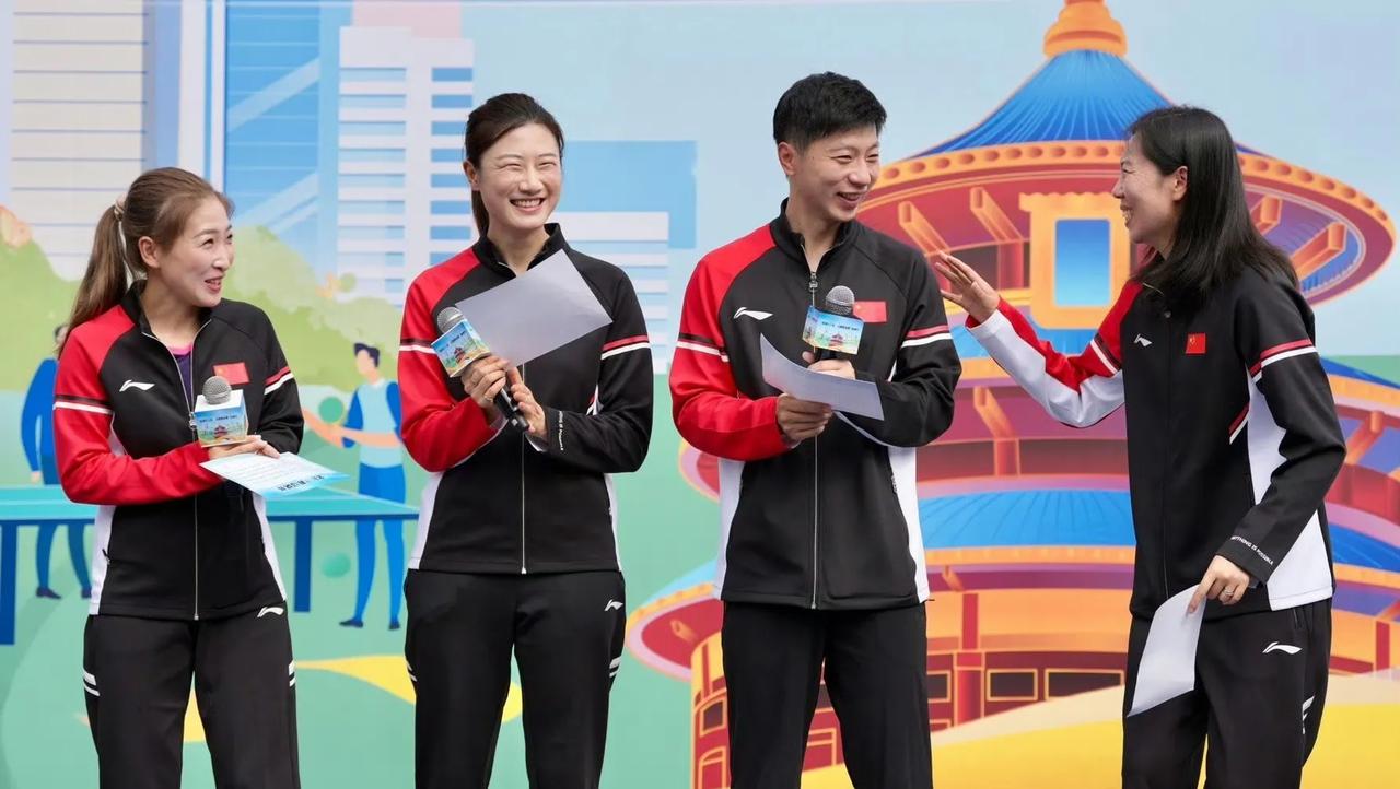 龙潭公园，看看谁来了？哇！是马龙、刘诗雯、丁宁和李晓霞啊！

四位奥运冠军笑意盈