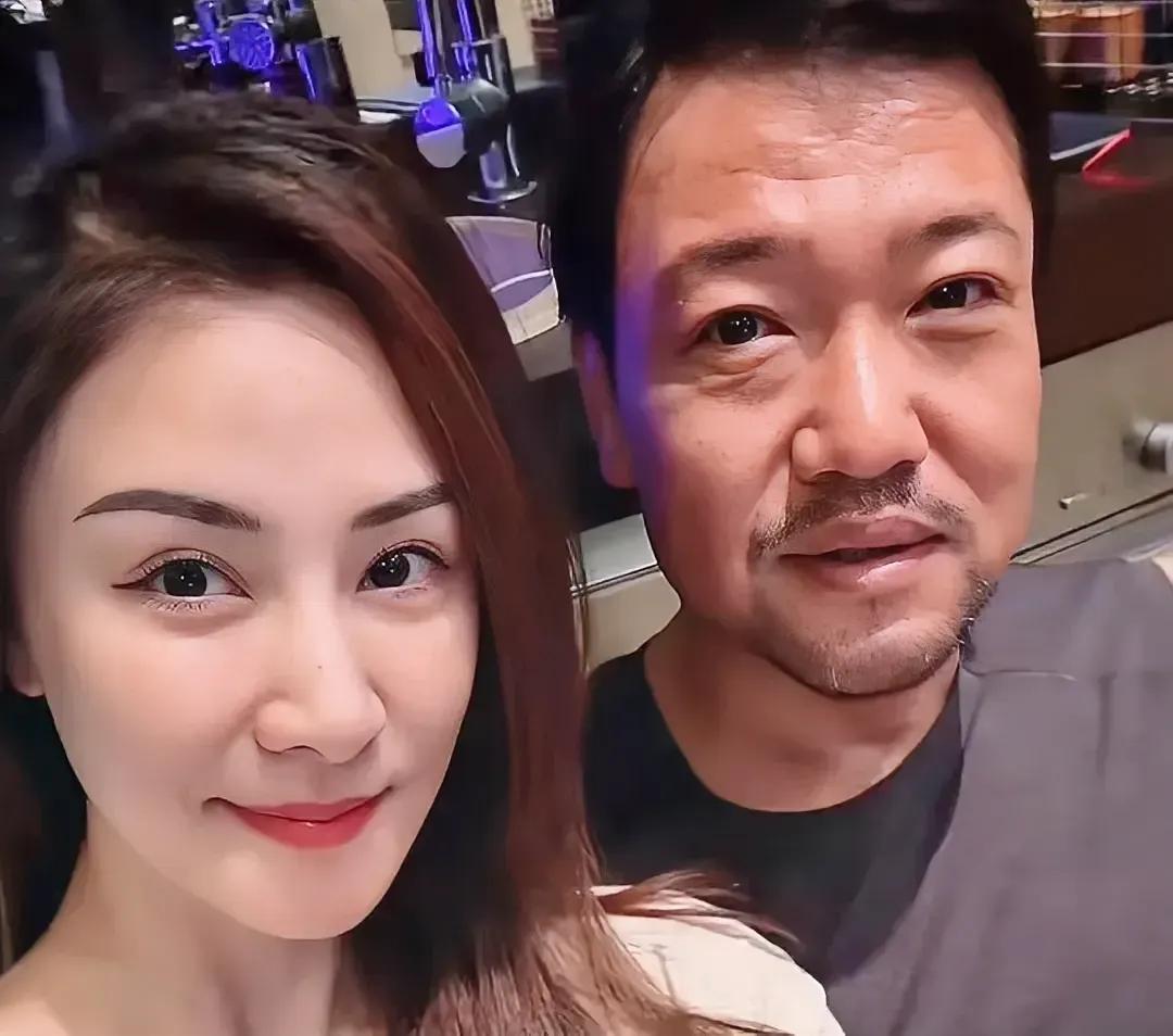 贾冰最近有点凡尔赛，说自己媳妇年轻漂亮，被人误认为是父女恋，其实俩人都是80后，