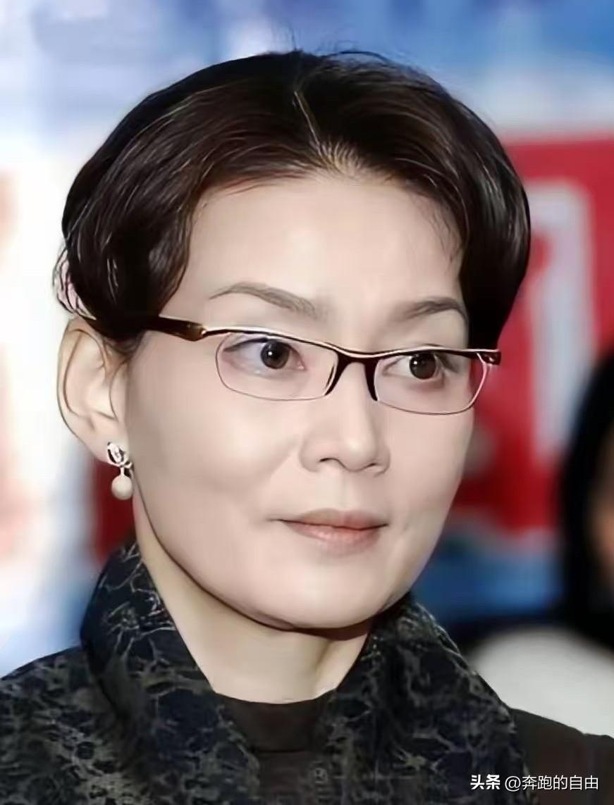 潘虹说，我今年72岁了，每天凌晨三四点就得起床，给我92岁的妈妈量血压、打胰岛素