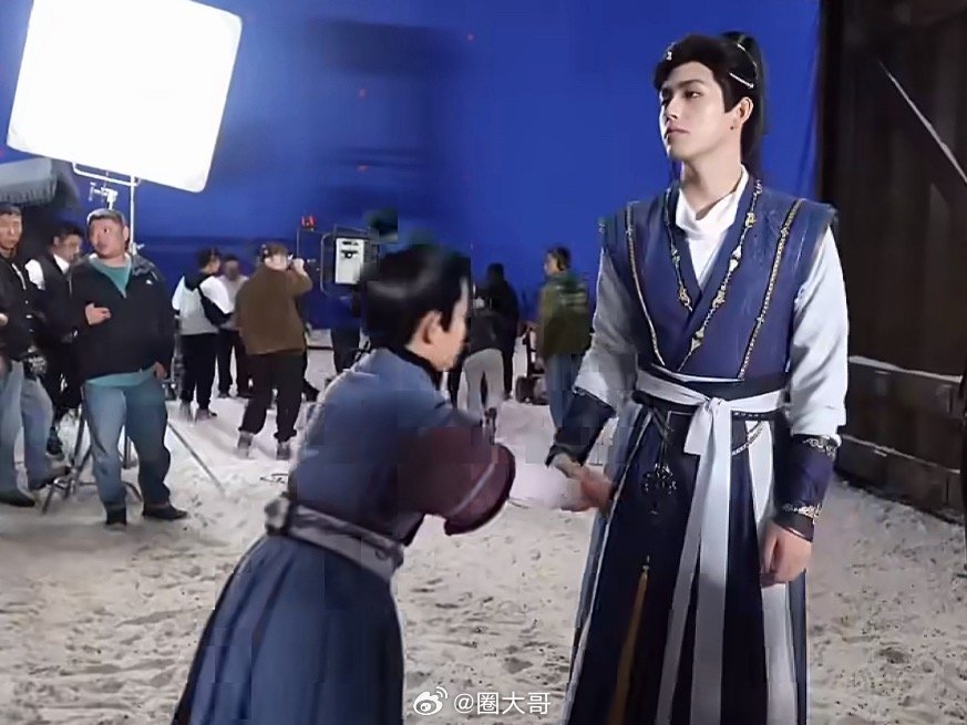 陈飞宇闯入男妈妈赛道阿瑟的性格也太圈粉了，看到陈飞宇在电视剧《白日提灯》片场花絮