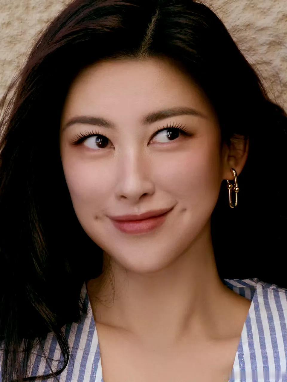朱珠还是那么美，风情万种的女人，穿着打扮就是行走的衣服架子，她脸庞上两个酒窝，8