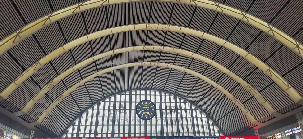 现代感十足的火车站钟表，时间在这里凝固。