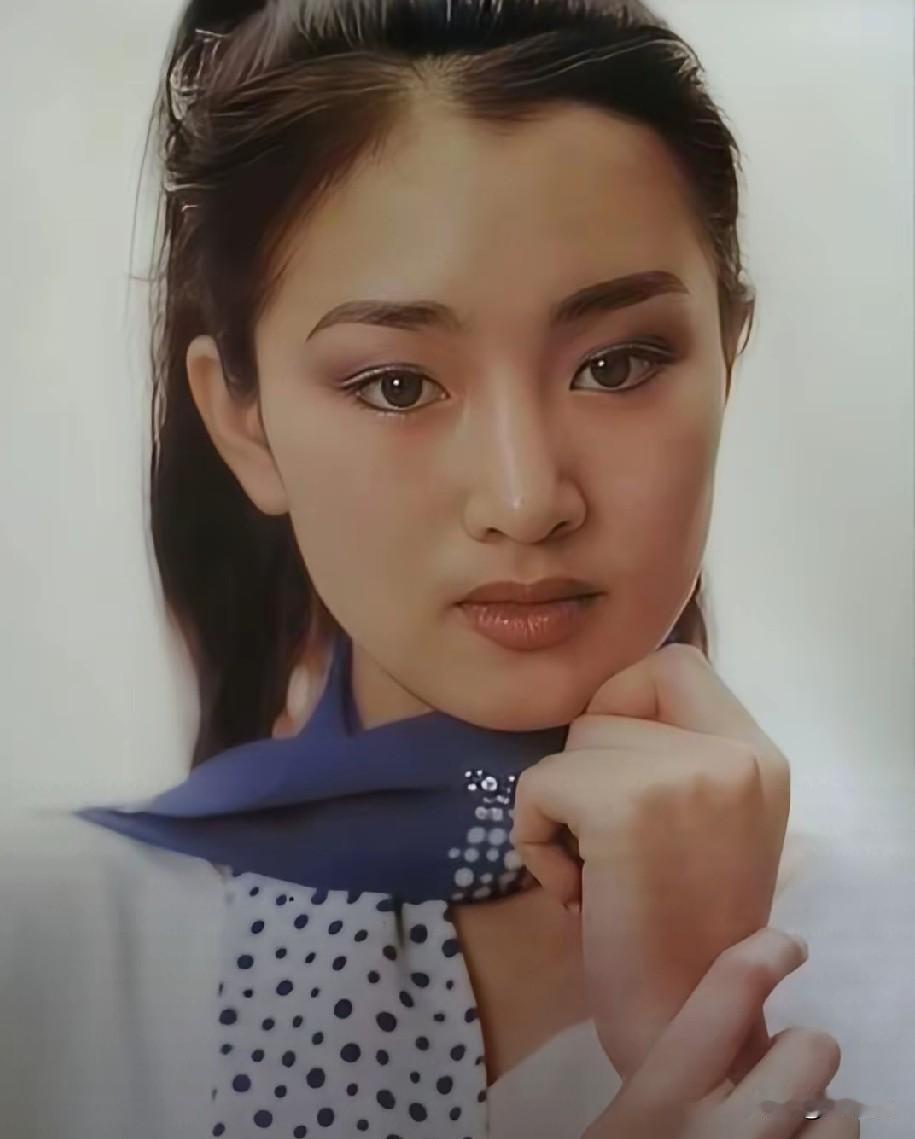 巩俐美得不可方物，这话一点不假。想当年张艺谋拍《红高粱》，在中戏一眼就相中她，那