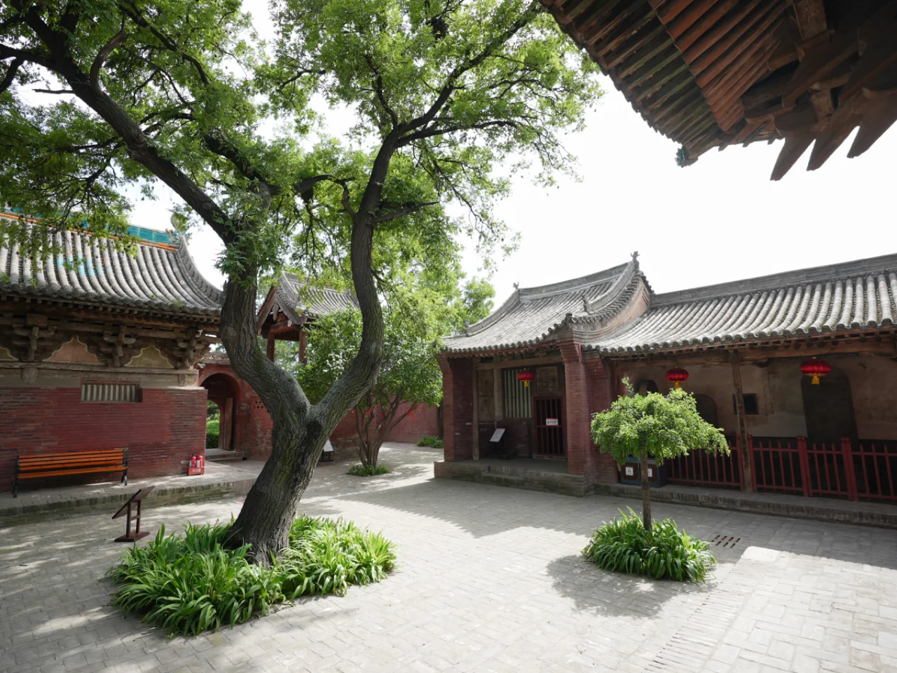 山西镇国寺，唯一保留五代彩塑的古寺。
