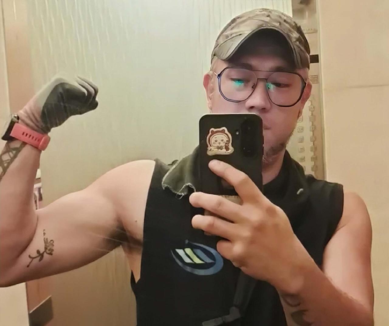 张致恒她老婆是真的爱他，提一次离婚，就给他生一个儿子，真的是一个大度的妻子！
 