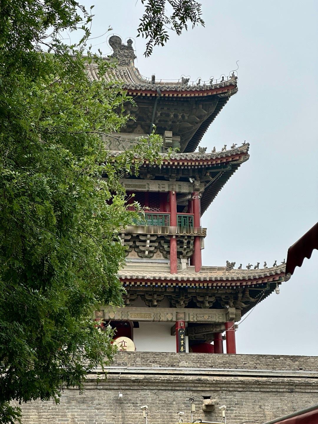 这座沉淀着千年历史的城市——西安，如同一本厚重的史书，记载着华夏文明的辉煌。当第