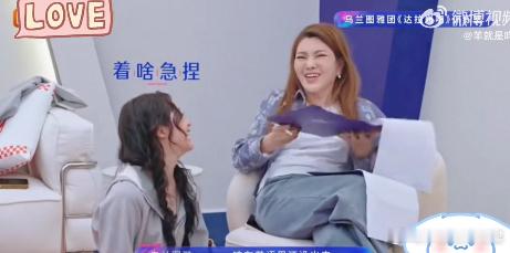 乌兰图雅把自己唱笑了 我弟刚才路过我房间，听见我笑以为我咋了，凑过来看了一眼也跟