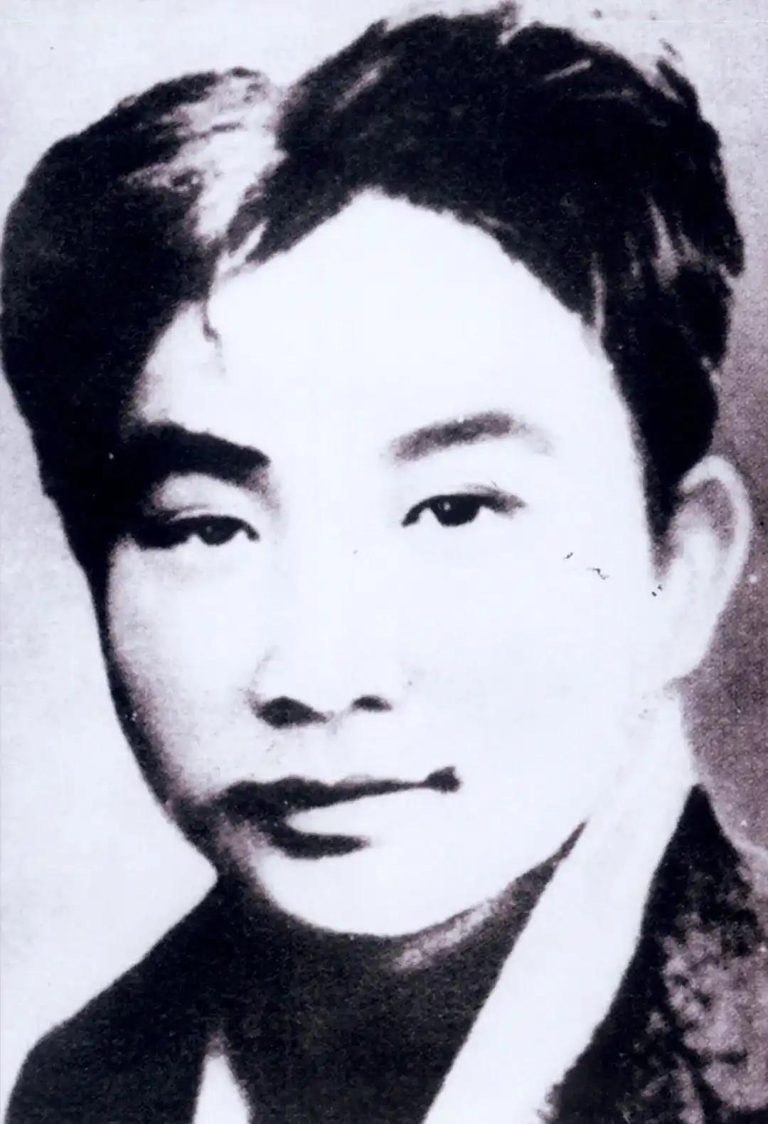 1935年，两名被捕的地下党员临刑前，看守忽然低声说：“我能救你们，但只能救一个