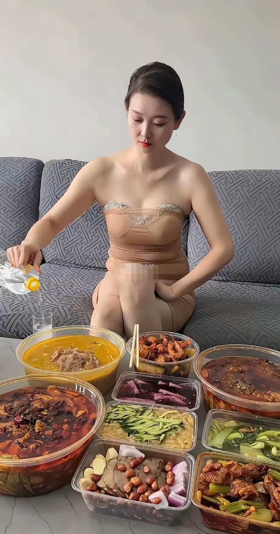 这一看她就是腰缠万贯，要么就是网红吃播的大主播。

她这强大的气场，一般人是没有