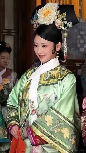 在《甄嬛传》刚开场时，有一个角色只存活了三集就因华妃的“一丈红”而黯然离场。 众