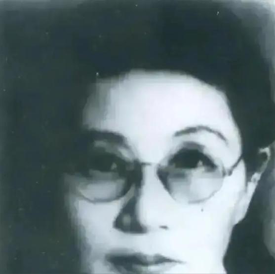 1909年，16岁的白薇被丈夫搬板凳砸断脊背，婆婆又扑过来咬断她的脚筋。她拖着血