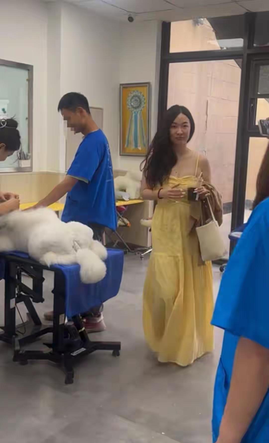 近日，霍思燕、杜江低调现身西安宠物美容学校，全程无助理保镖，十分接地气。45岁的