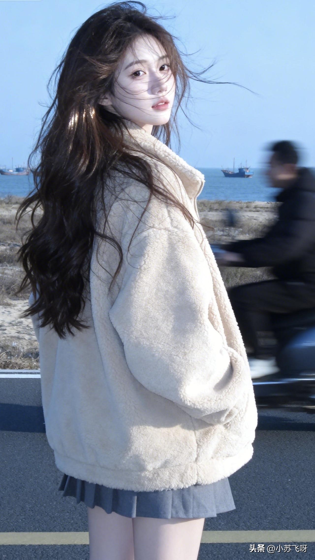 ：是否有那么一个人，在不经意间，出现在了你的眼前，眉眼清秀，风姿婉约。那一刻，仿