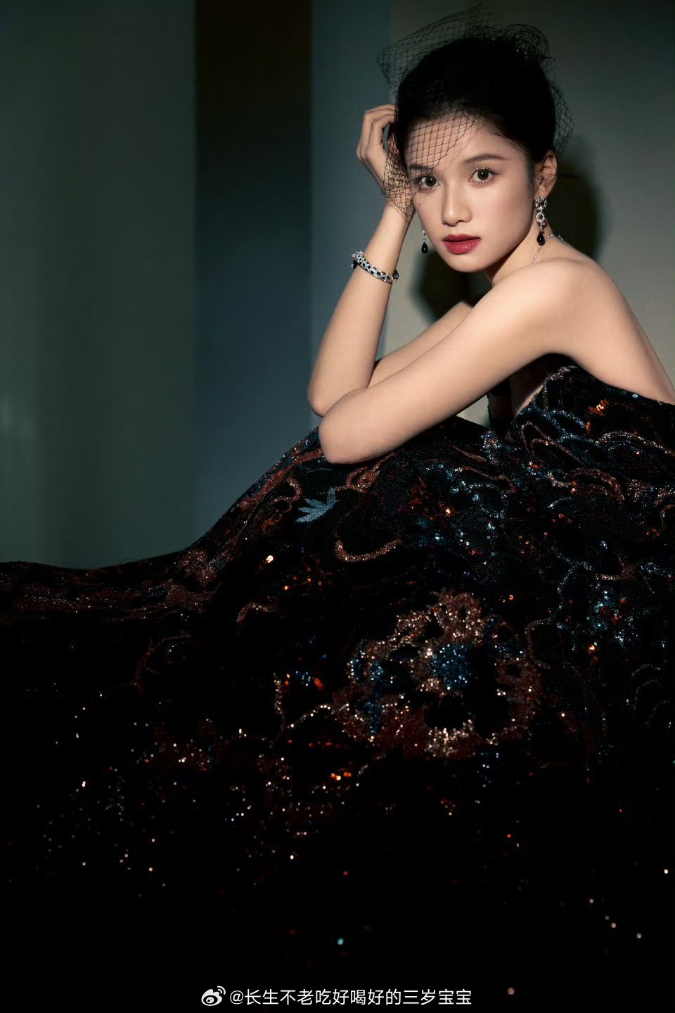 张婧仪一身五彩斑斓的黑这身也太绝了吧，像把星空和极光都穿在了身上，神秘又高贵，美