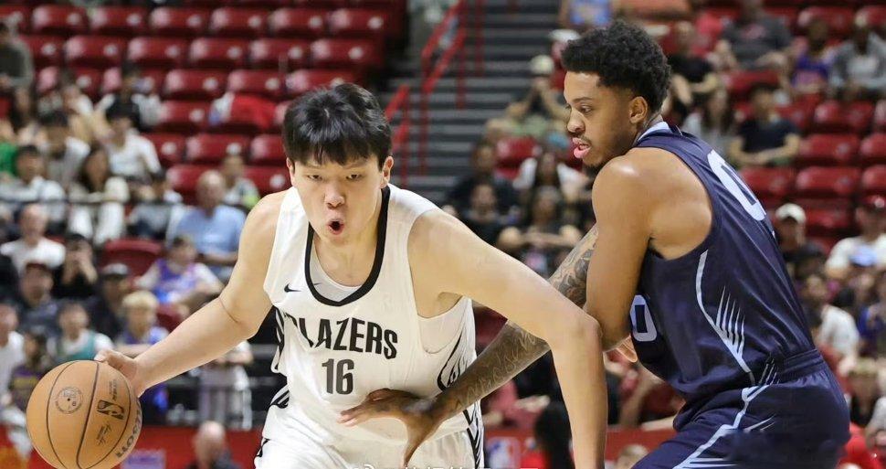 NBA 季前赛开拓者对勇士的半场争夺结束，开拓者以 61-56 小幅领先。中国新