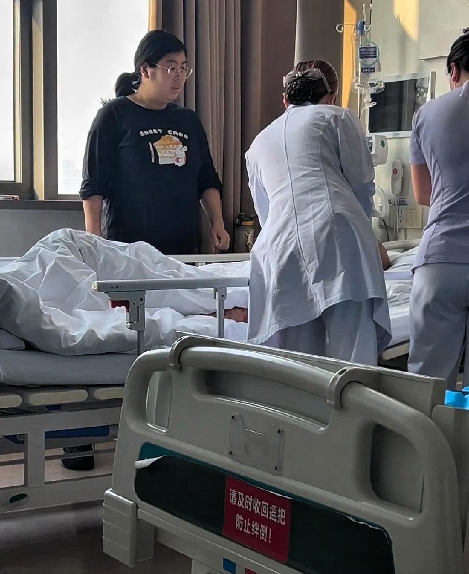 在天津第一中心医院，遇到一位可怜的姑娘。
   她是独生女儿，父亲今年57岁，因